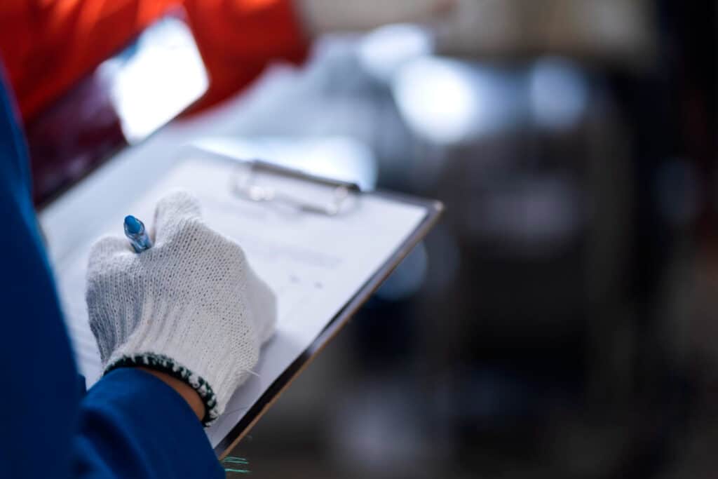 Ingeniero registrando datos durante una investigación de fallos en un proceso industrial
