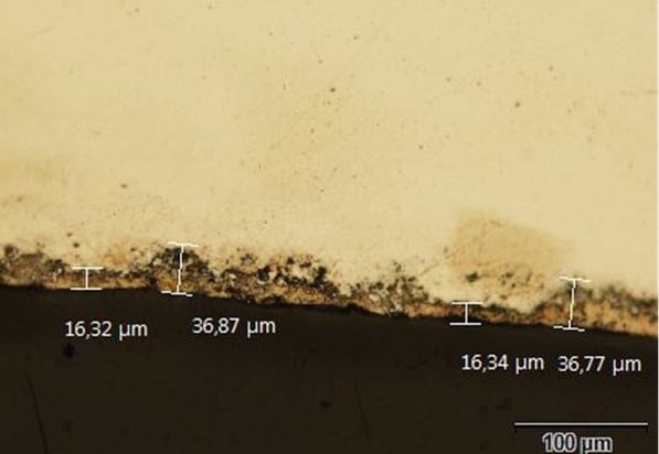 Microestructura de material metálico observada con microscopía para análisis metalográfico y caracterización