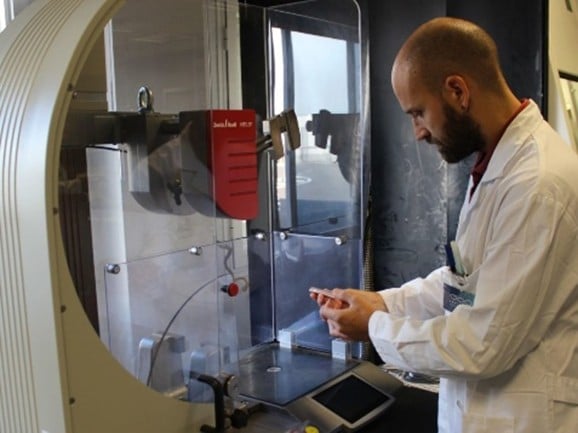 Ingeniero realizando ensayo en laboratorio para investigar fallos prematuros en materiales industriales