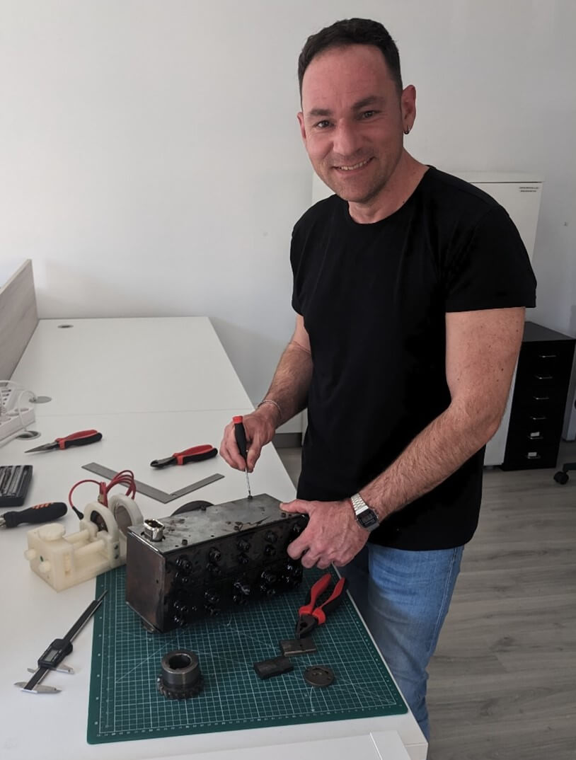 Rubén Gotor, the new "MacGyver". No machine, prototype or setup can resist him.