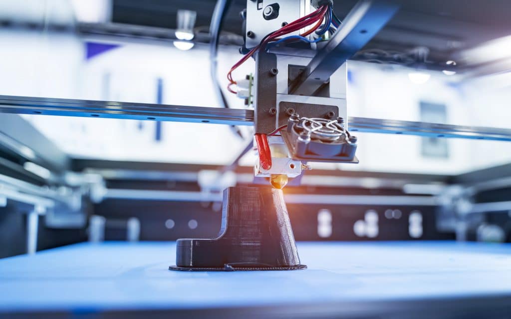 Fabricación de Producto Cabezal de impresora 3D FDM depositando filamento fundido capa a capa sobre la base