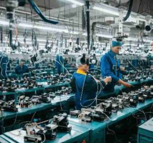 Línea de fabricación industrial para ensamblaje y producción en serie de productos tecnológicos