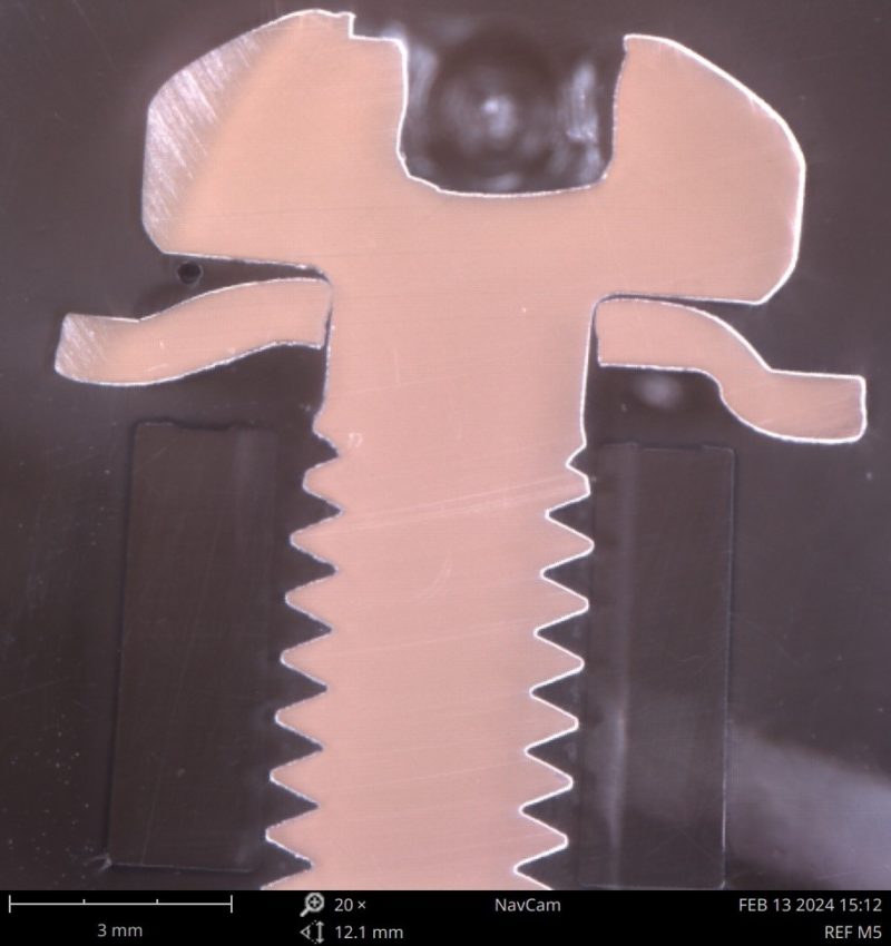 Sección transversal de componente electrónico analizado mediante ingeniería inversa para identificar materiales y estructura interna