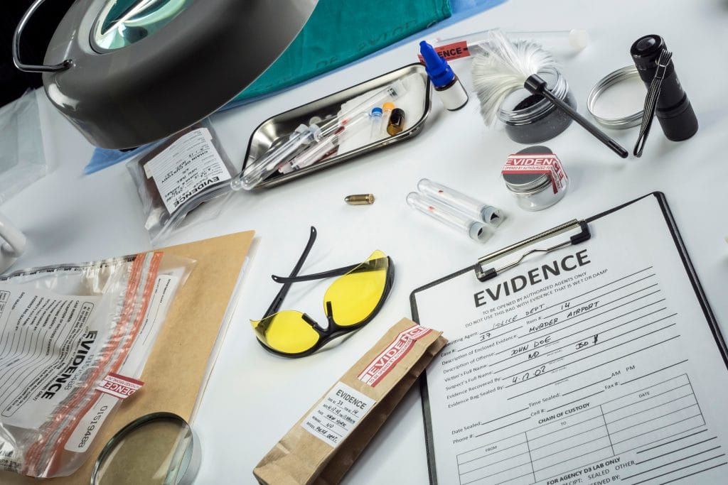 Análisis forense de materiales con evidencias en laboratorio para investigar fallos industriales
