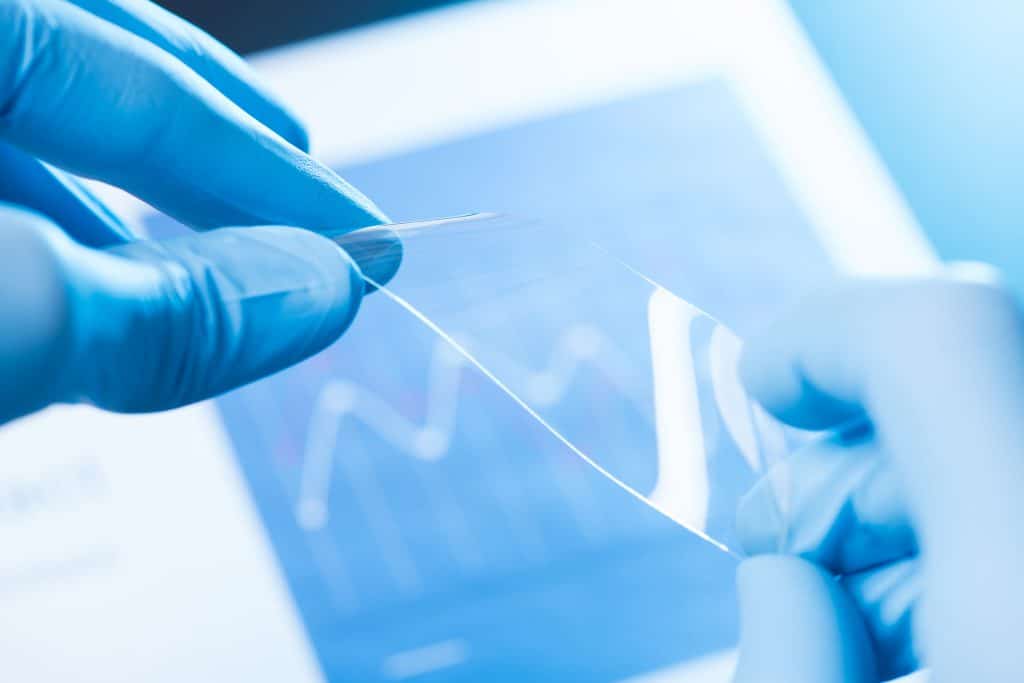 Mejora de productos Muestra de material flexible avanzado evaluada para mejorar las prestaciones de un producto industrial