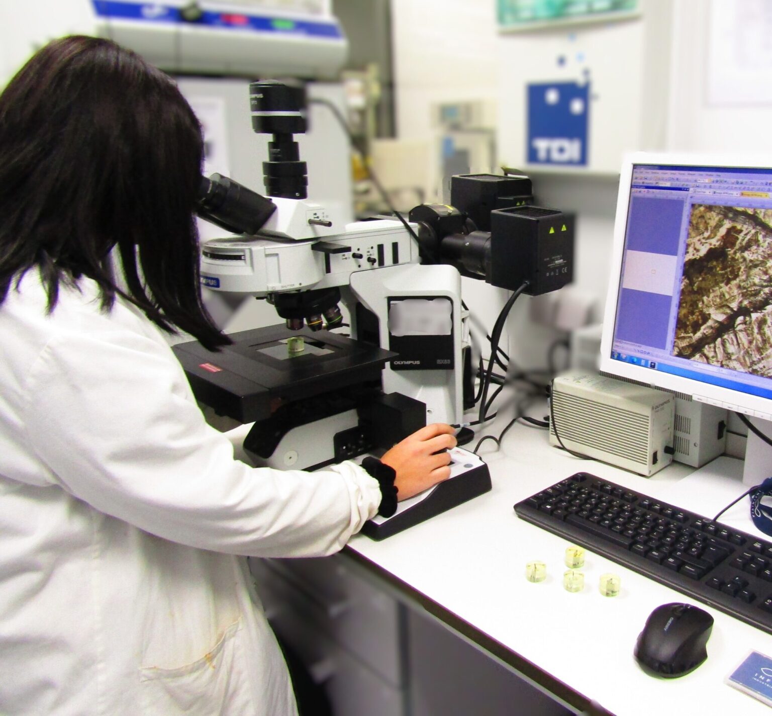 Materials analysis with microscope in laboratory characterization and non-destructive testing