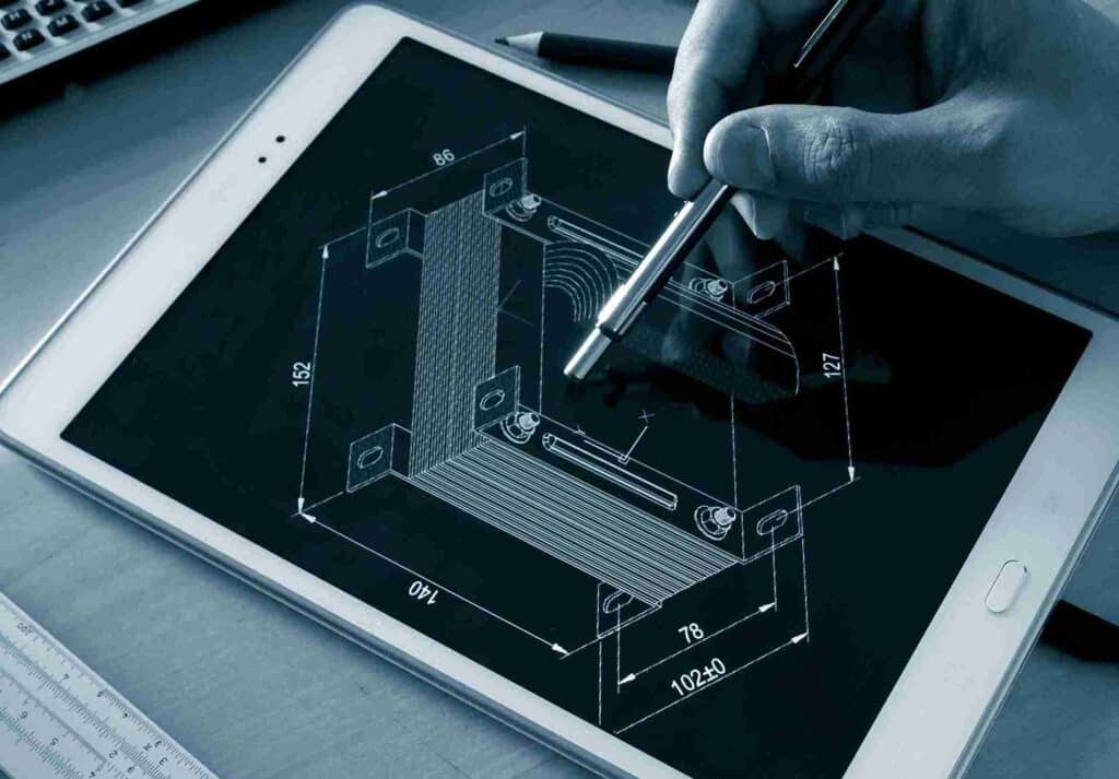 Ingeniero revisando con lápiz digital el modelado 3D CAD de un componente industrial acotado (cotas en milímetros: 152, 140, 127, 102, 86 y 78) sobre una tablet, durante el proceso de diseño para fabricación.