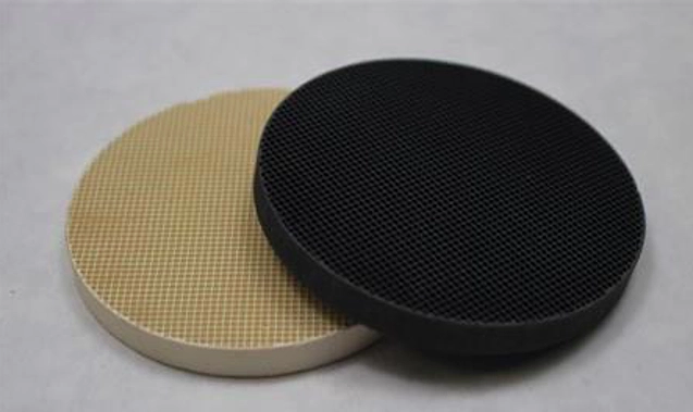 Monolitos cerámicos tipo honeycomb utilizados como soporte catalítico para evaluar el rendimiento de catalizadores en bancos de ensayo de gases
