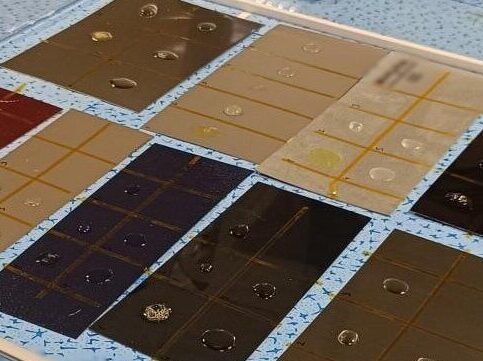 Benchmarking industrial y ensayos comparativos Muestras de materiales con distintas superficies y recubrimientos preparadas para análisis composicional de sustancias desconocidas