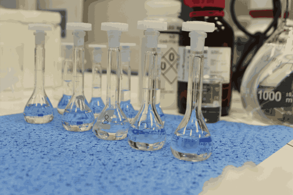 Análisis de sustancias desconocidas Matraces con muestras líquidas preparadas para screening composicional e identificación de sustancias desconocidas