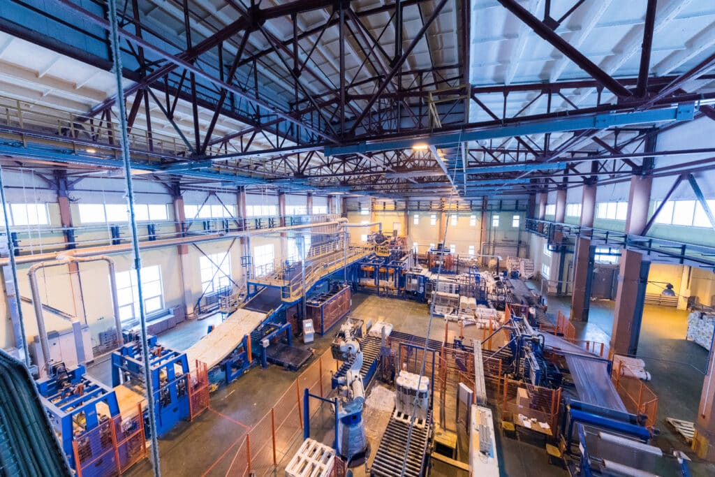 Diseño para fabricación Vista aérea de planta de fabricación industrial con líneas de producción automatizadas