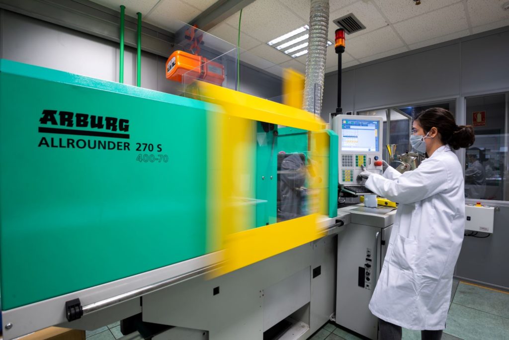 Plastic injection machine used in industrial polymer processing