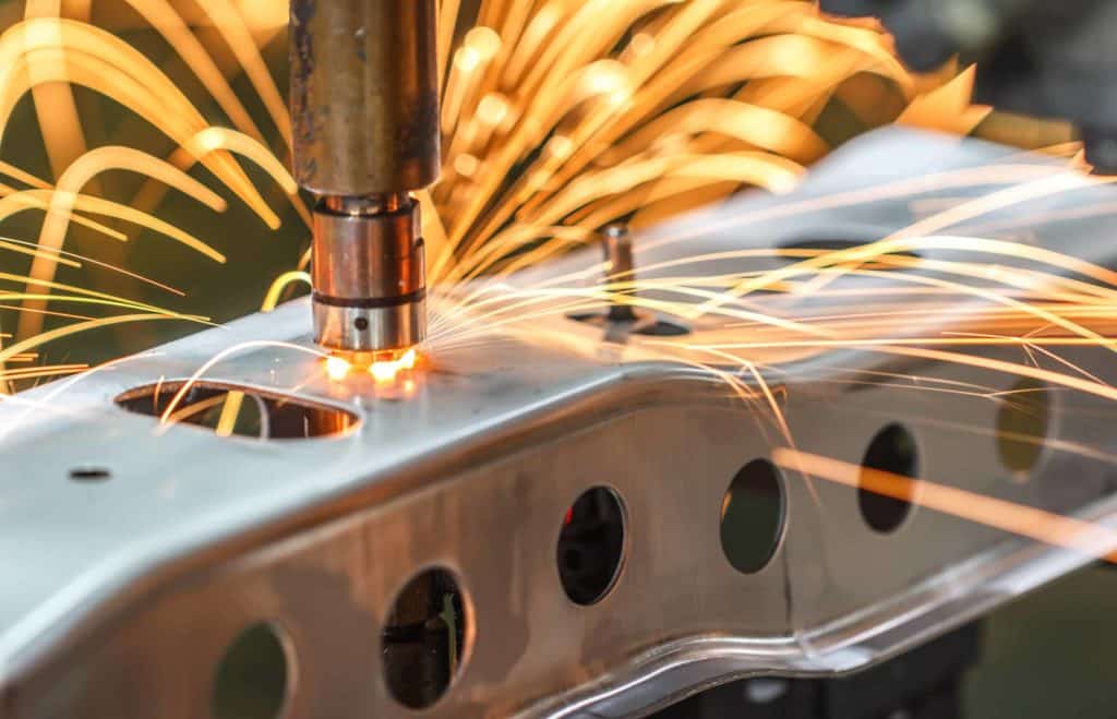 Propiedades térmicas Corte por láser de componente metálico con chispas en procesado térmico industrial