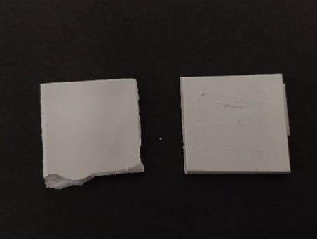 Comparativa de muestras de plástico tras ensayos de envejecimiento acelerado para analizar cambios en recubrimientos y degradación superficial