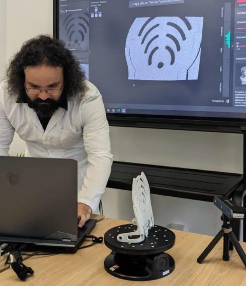 Ingeniería inversa para el desarrollo de productos Técnico de Infinitia iniciando escaneado 3D de componente industrial sobre plataforma giratoria con software de captura en pantalla