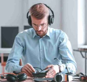 Ingeniero realizando pruebas y validación funcional de auriculares en un proyecto de desarrollo de producto