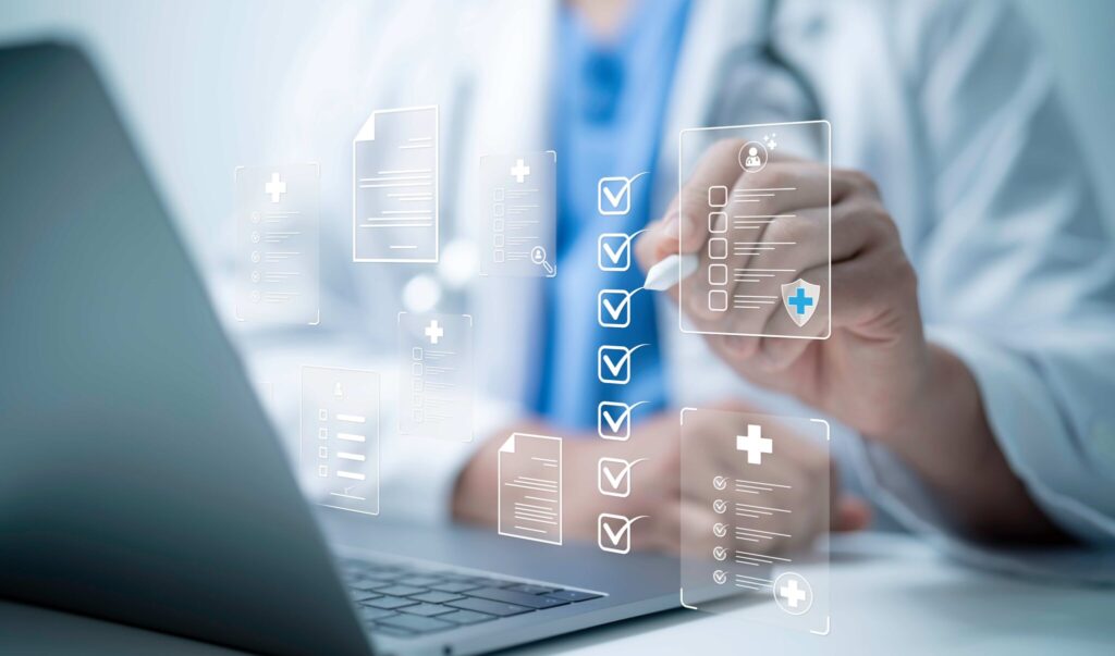 Diagnóstico inicial para desarrollo de producto Persona marcando una lista de verificación digital con iconos de documentos, cruces médicas y un escudo de seguridad sobre un portátil, representando la validación y el cumplimiento normativo.