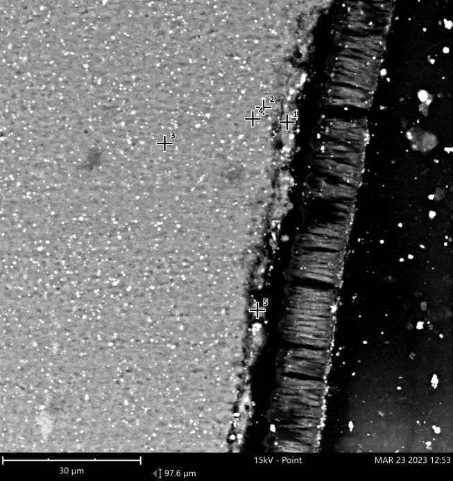 Cross-sectional view of an aluminum anodized coating showing structural variations identified during comparative analysis of OK and NOK samples