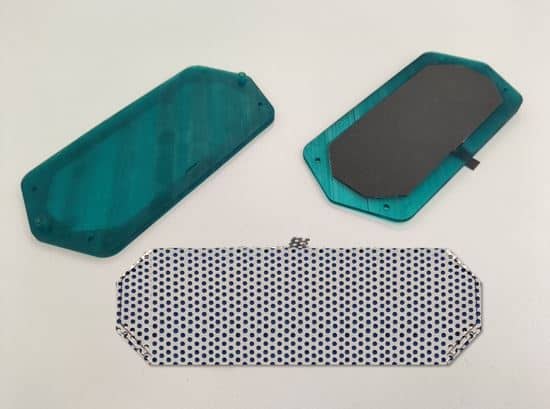 Componentes desmontados de una celda electroquímica para la producción de peróxido, con el electrodo de malla