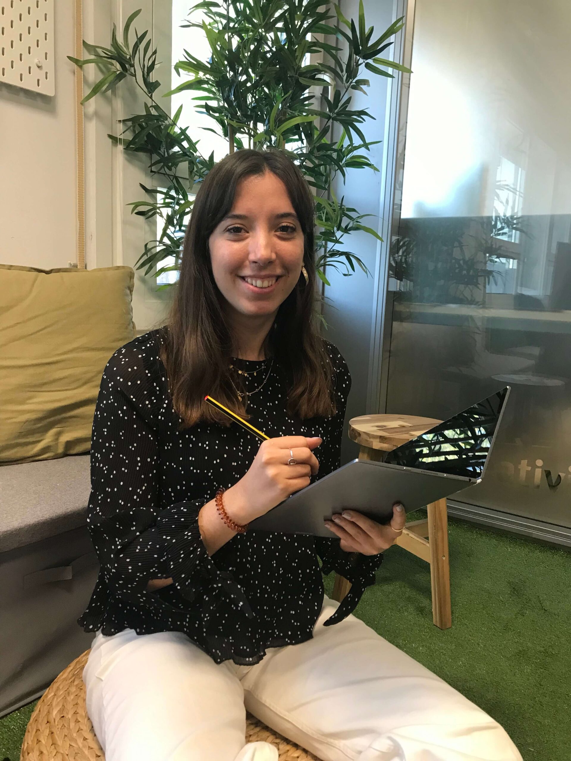 Cristina Franco, del equipo de INFINITIA, trabajando con una tableta en la oficina
