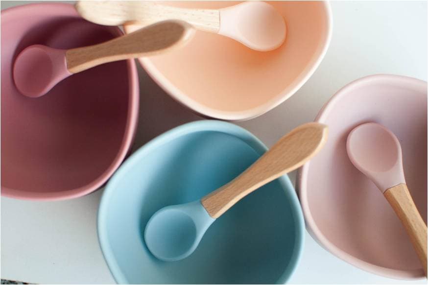 Desarrollo de producto mediante fabricación de moldes para elastómeros e impresión 3D Cuencos y cucharas de silicona de colores, ejemplo de producto fabricado con elastómeros