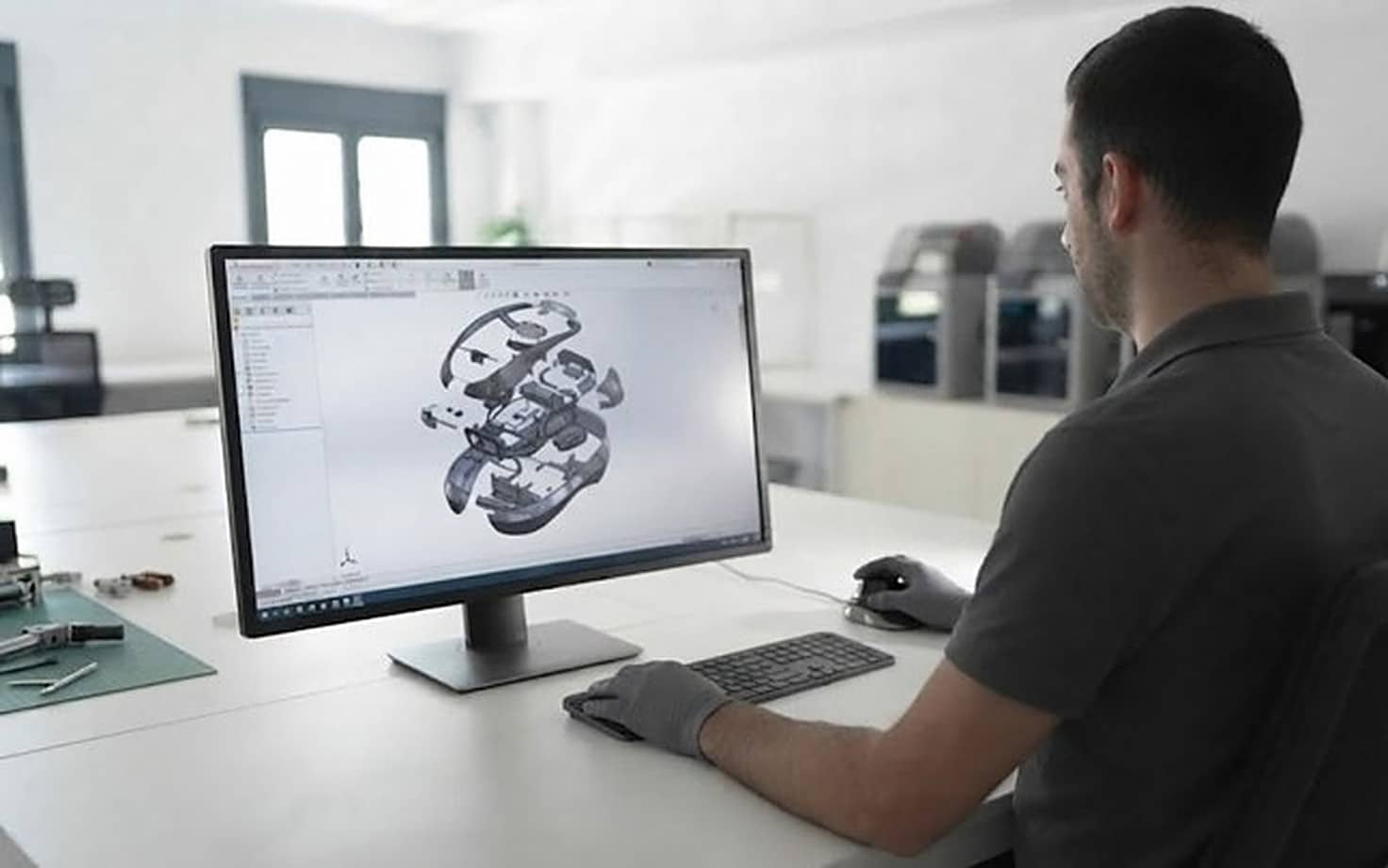 Rediseño de un prototipo funcional y estético para mostrarlo a potenciales inversores o clientes Diseño CAD 3D del prototipo con geometría inyectable
