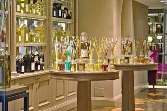 Expositor con frascos de perfume en una perfumería, referencia para el diseño del packaging de un nuevo perfume