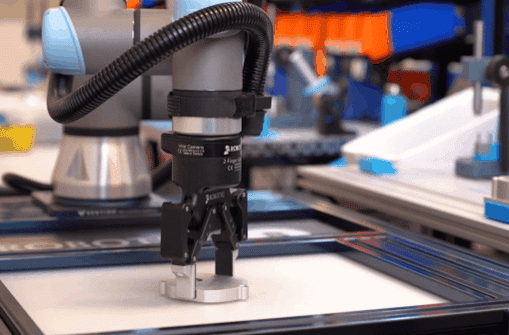 Diseño y prototipado customizado de garras para robots colaborativos Garra diseñada a medida montada en un robot colaborativo durante las pruebas