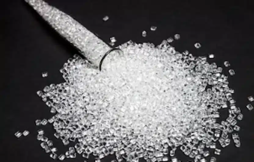 Analysis of gases released from plastics and REACH compliance Granza de plástico blanca recogida en una cuchara para el análisis de gases y cumplimiento de REACH