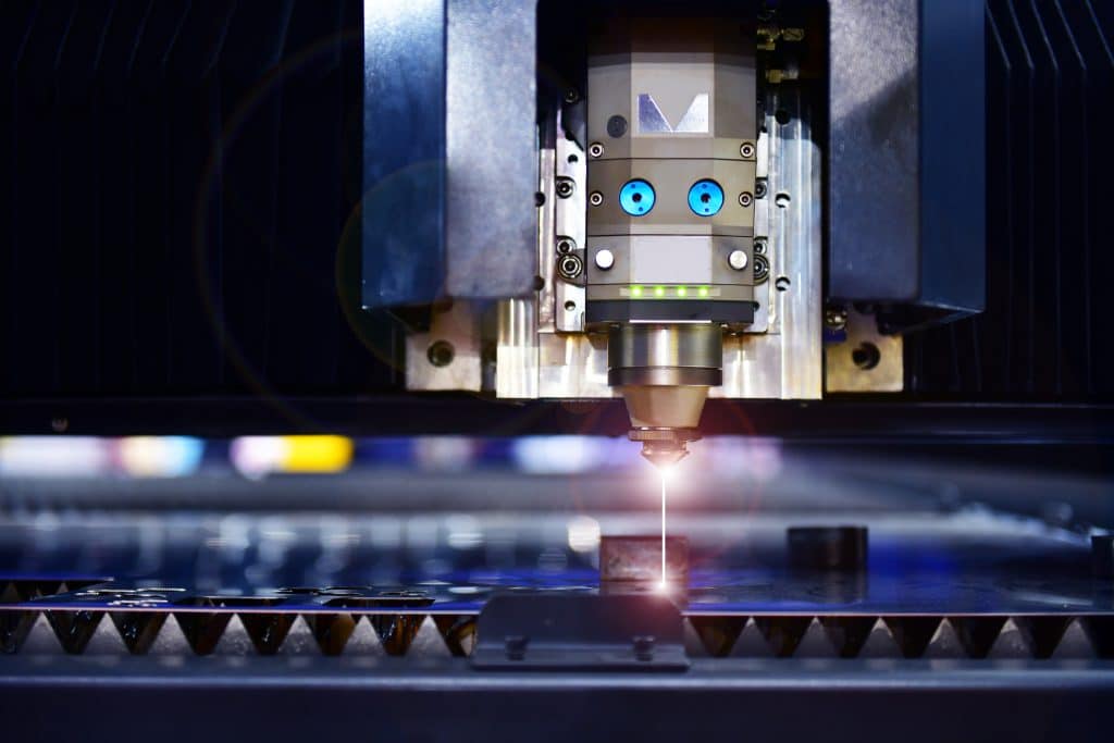 Corte láser de precisión como mejora de procesos en innovación tecnológica industrial
