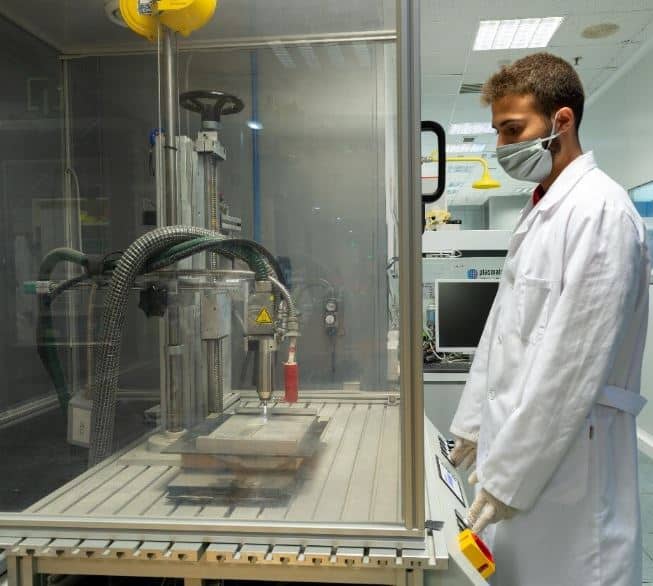 Técnico validando un desarrollo en un proyecto de innovación tecnológica industrial