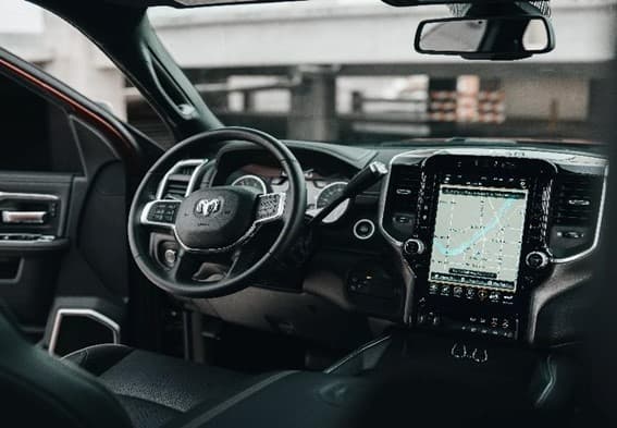 Designing the value proposition for a new automotive product Interior de un vehículo con el cuadro de mandos y la pantalla central, contexto del diseño de la propuesta de valor de un producto de automoción