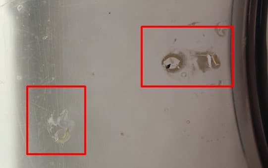 Analysis of aesthetic defects in electronic components to improve product quality Surface stains highlighted on a plastic component during root cause analysis
