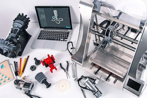 Manufacture of an aesthetic prototype using 3D printing for the presentation of a new product at a Trade Fair. Mesa de trabajo de prototipado con piezas impresas en 3D, herramientas y un portátil