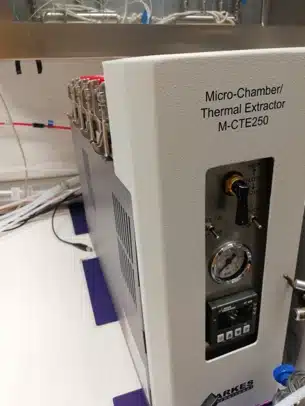 Thermal extraction micro chamber for analysing gases emitted by silicones