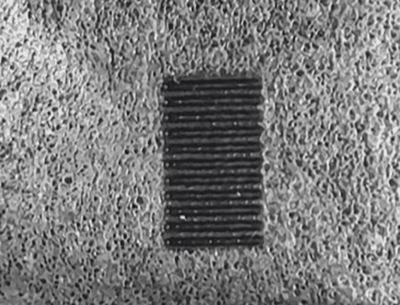 Production failure analysis during laser microperforation of thermoplastics Micrografía de la zona microperforada por láser en el material, con el patrón de perforaciones