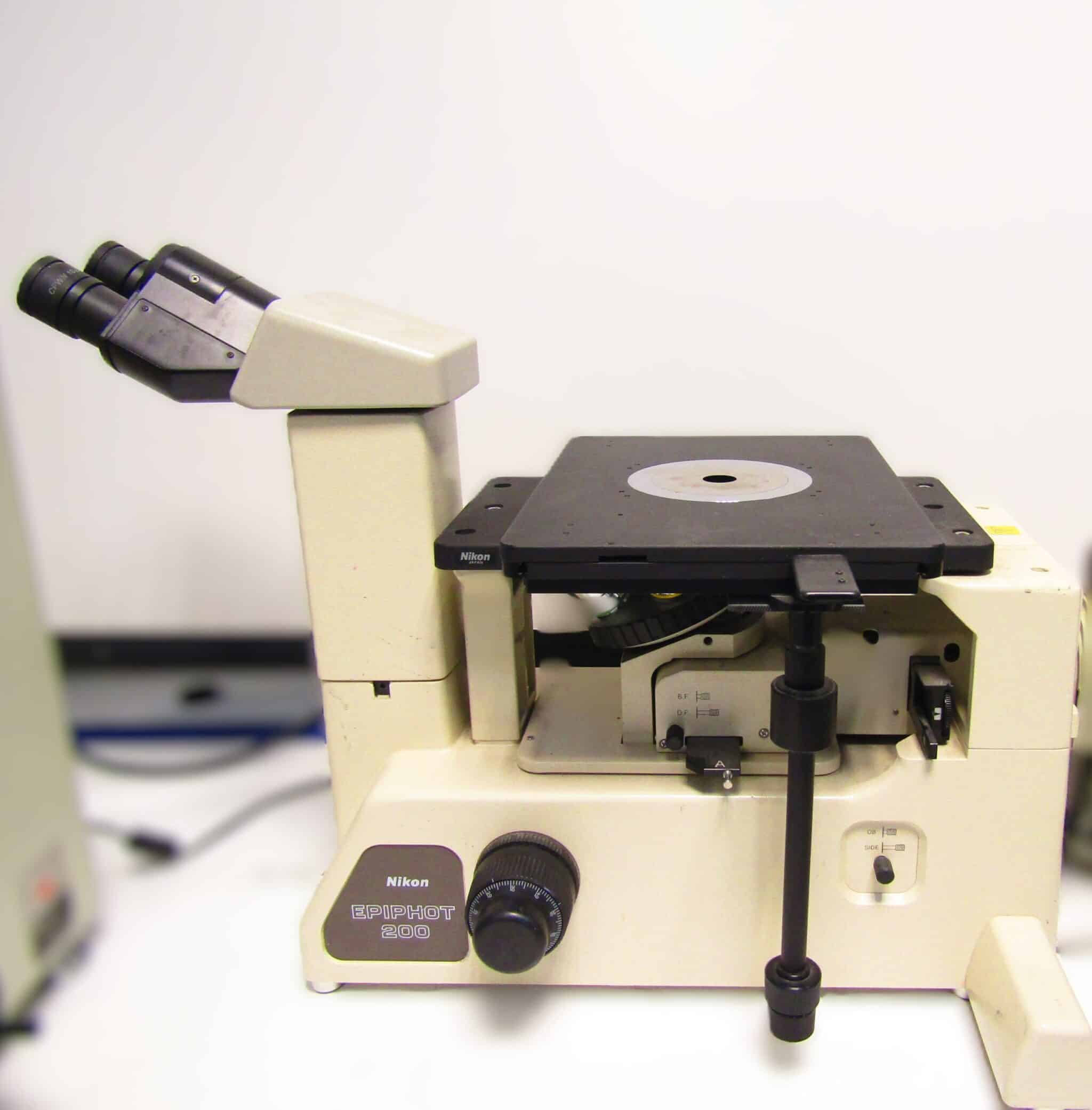 Metallographic Microscope Microscopio metalográfico empleado en el análisis de la microestructura de metales