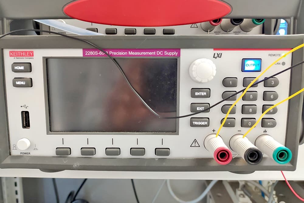 Assembly of a microcontroller for voltage and current measurement in load life tests