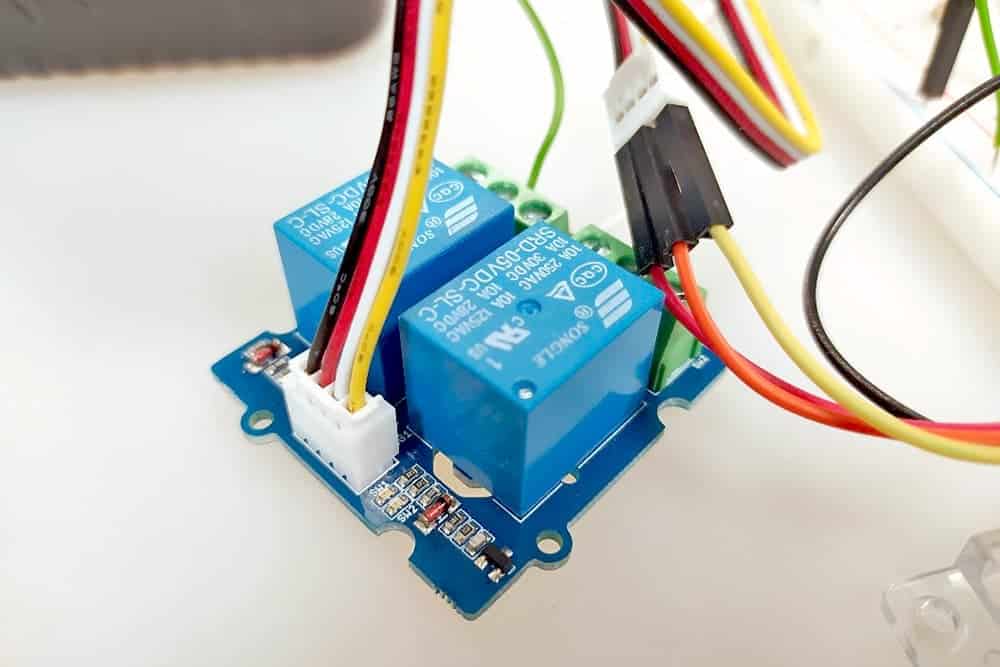 Assembly of a microcontroller for voltage and current measurement in load life tests