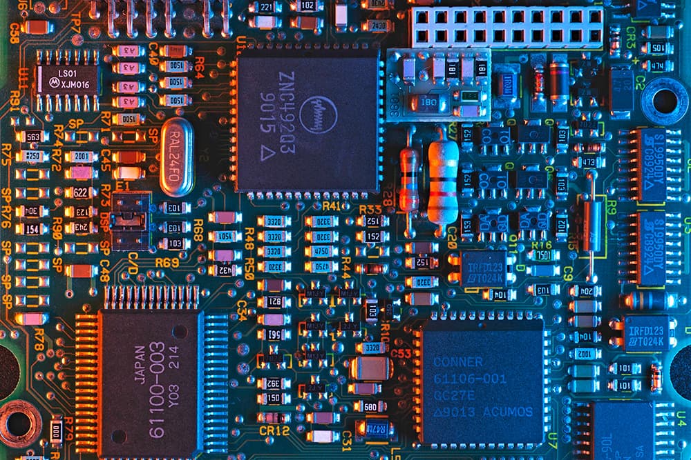 Assembly of a microcontroller for voltage and current measurement in load life tests