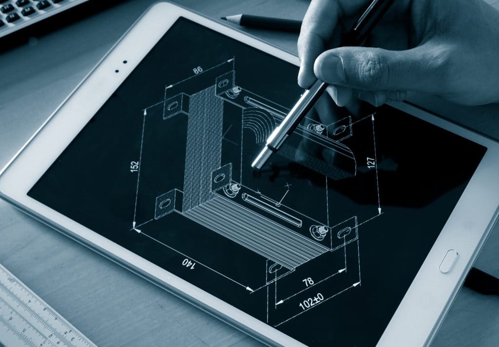 Plano acotado de una pieza en una tableta digital durante la fase de prototipado de un producto