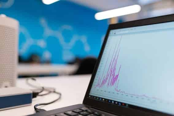 Portátil mostrando la señal registrada por un sensor personalizado montado para la adquisición de datos de ensayo