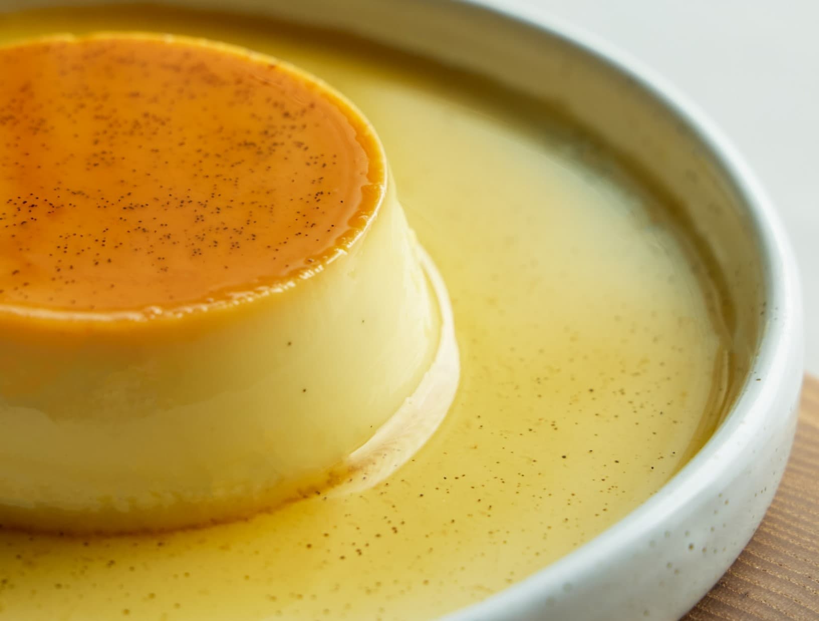 Texture analysis in food and correlation with quality attributes Postre lácteo servido en un plato, muestra del análisis de textura y su correlación con los atributos de calidad