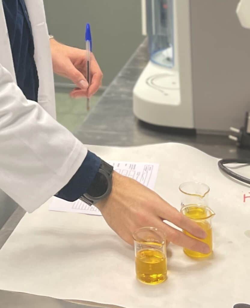 Analysis and evaluation of new and recycled industrial oils for the optimisation of production costs Laboratory technician preparing industrial oil samples for characterization and comparative analysis.