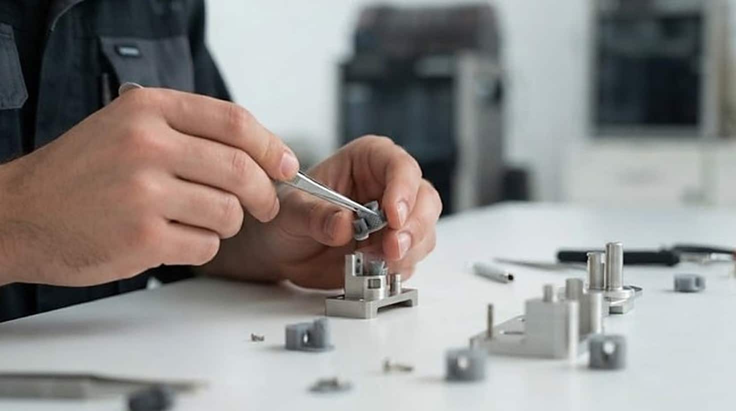 Design and manufacture of a scale prototype to present a product idea to investors Assembly of a scale prototype of a product idea