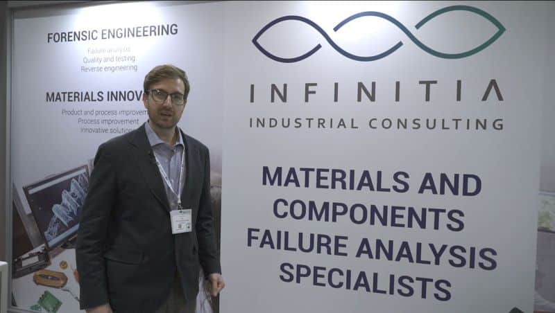 Stand de INFINITIA en MetalMadrid 2023 con el panel de análisis de fallos de materiales y componentes
