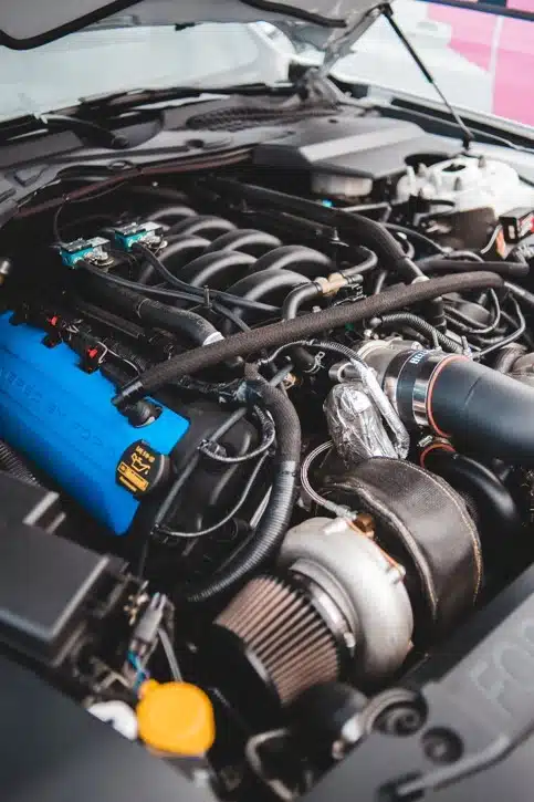 Detection of defects in fiberglass reinforced polyamide components Vehicle engine bay with polyamide components